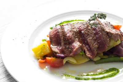 Filetto di cavallo con verdure e salsa mediterraneaalt