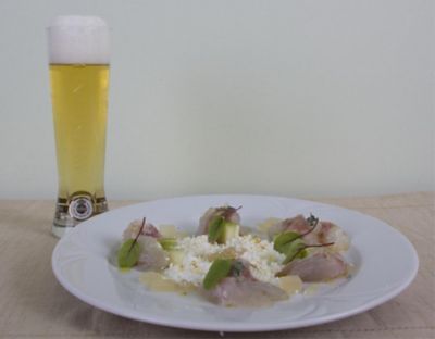 Carpaccio di branzino con mela verde, granita di ricotta, polvere di bergamotto e gelatina alla birra Warsteiner alt