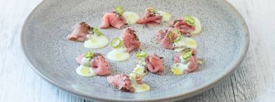 Carpaccio di vitello affumicato con salsa yogurtalt