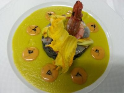 Cavatelli al nero su crema di zucche trombetta, carpaccio di gambero viola e la sua vellutataalt