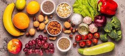 Alcuni alimenti antinfiammatori sono disposti su un tavolo: noci, frutta, verdura