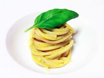  Cilindro di spaghettoni con pesto di datterini giallialt
