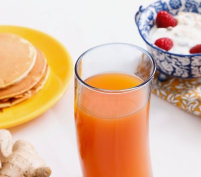 Yogurt, pancakes integrali e succo di carota e zenzeroalt