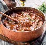 Cucinare con il vino: il salmì, una ricetta vintage