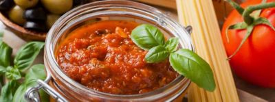 La conserva di salsa di pomodoro fatta in casa