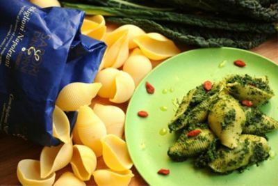 Conchiglioni al pesto di cavolo nero con semi di gojialt