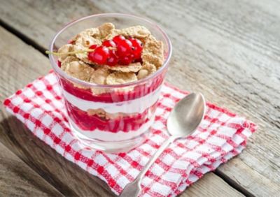 Coppa di yogurt con frutti rossi e mueslialt