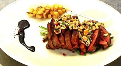 Costata di manzo con riduzione di Sangiovese, mele saltate e pesto di mandorle, nocciole e pinolialt