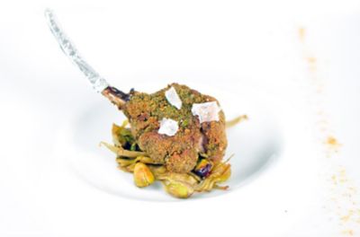 Costoletta di agnello in crosta di pistacchi con carciofi alt