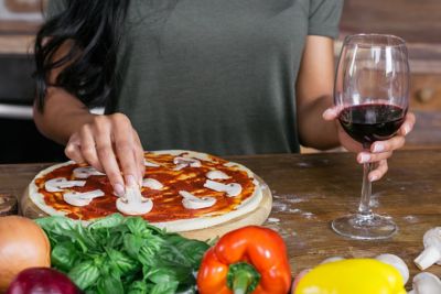 Cottura della pizza a casa: meglio forno o padella?
