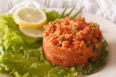 Cous cous con salsa di pomodoro, pesto di melanzane e basilicoalt