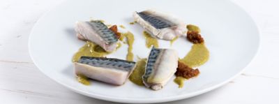Sgombro marinato con piselli e pomodori secchialt