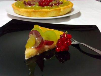 Crostata di frolla montata con gelatina di uva fragola alt