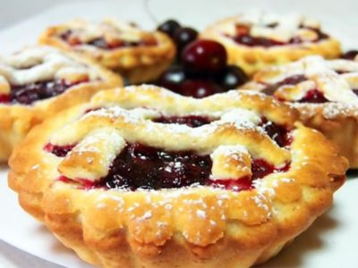 Crostatine di cioccolato bianco con confettura di visciolealt