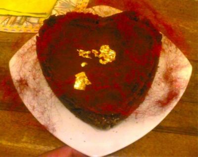 Cuore d'oro ripieno di crema al cioccolato fondentealt