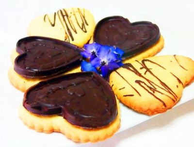 Cuori di frolla all'arancia con cialda di cioccolato fondentealt