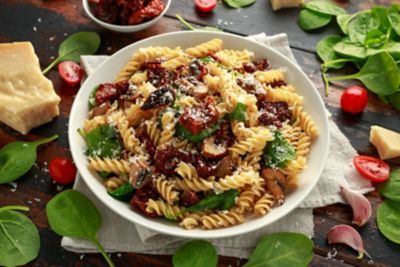 Eliche al farro con ceci, pomodori secchi su maionese finta alle olivealt