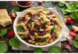 Eliche al farro con ceci, pomodori secchi su maionese finta alle olivealt