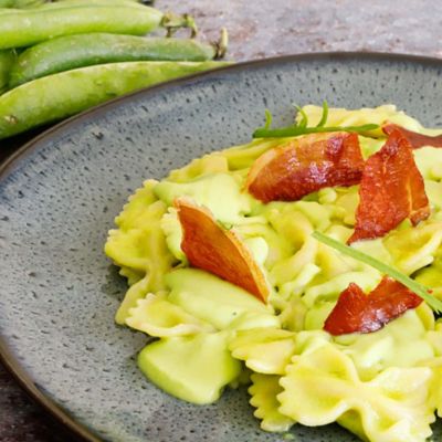 Farfalle, crema di piselli e prosciutto crudo croccantealt