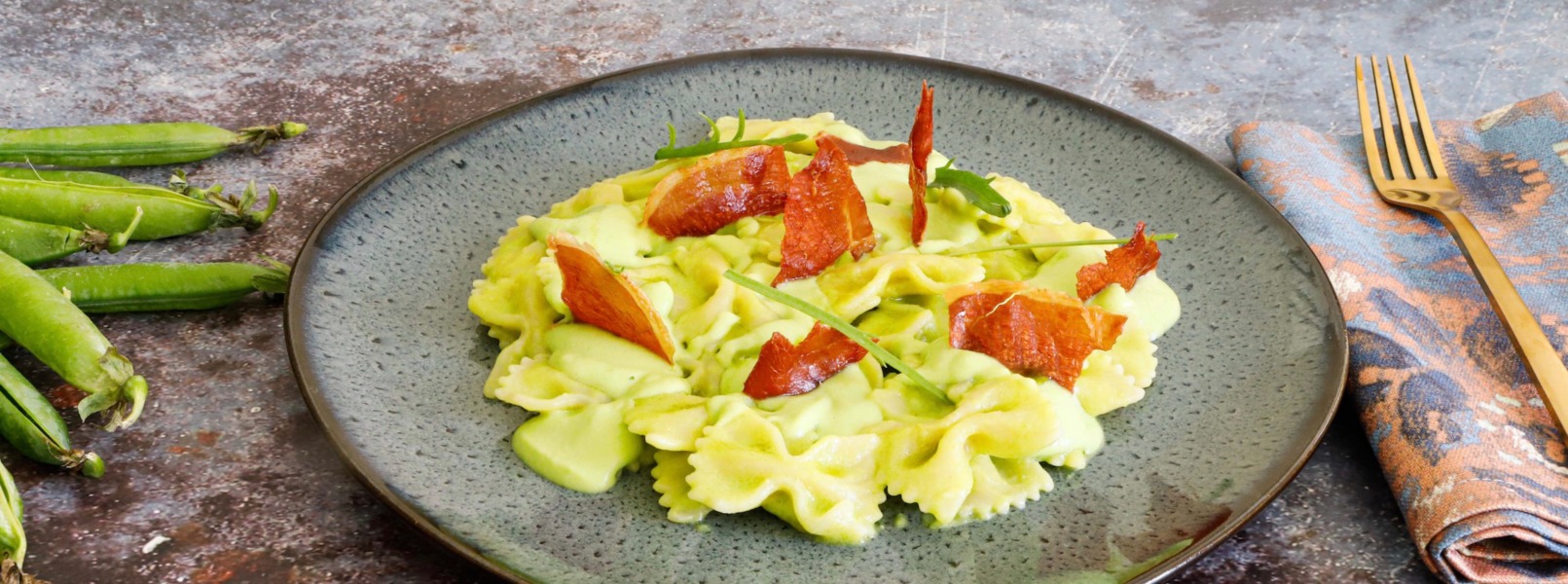 Farfalle, crema di piselli e prosciutto crudo croccante