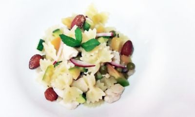Farfalline con pollo e mandorle in salsa di soiaalt