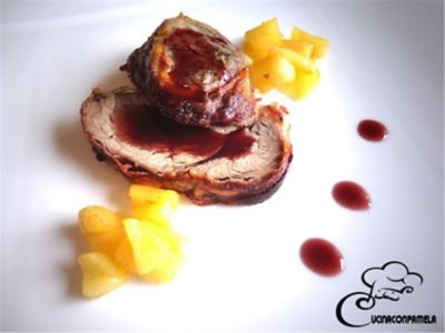 Filetto di vitello arrotolato con riduzione di vino rosso e contorno di mele saltatealt