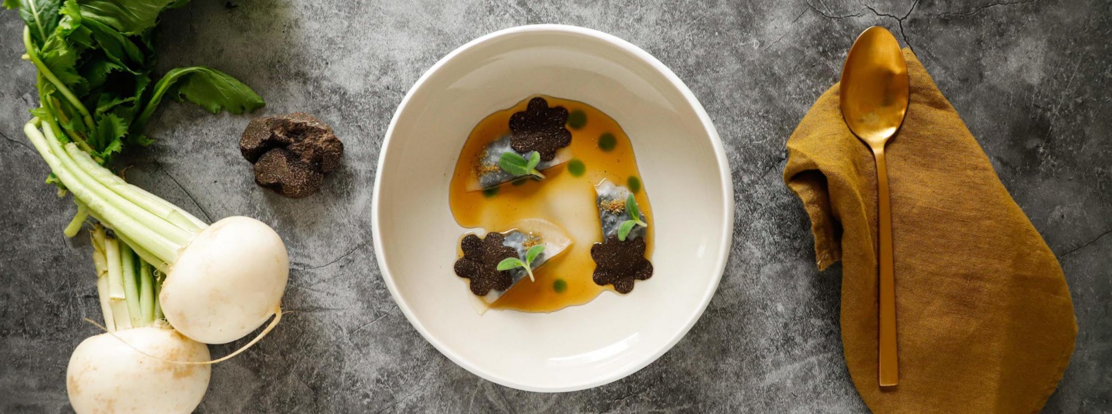 Finto raviolo di rapa bianca, uova di pesce e tartufo nero