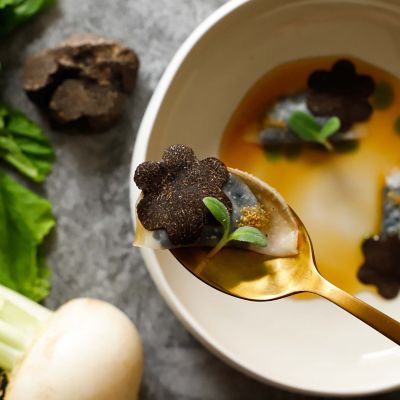 Finto raviolo di rapa bianca, uova di pesce e tartufo neroalt