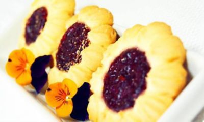 Fiori di frolla di riso senza glutine con composta di ribes e lamponialt