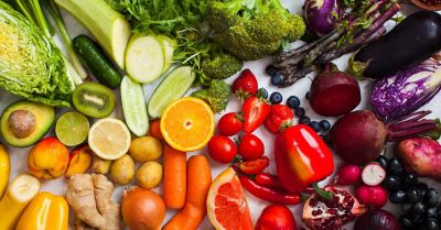 Una colazione per un menù detox con limone, carota, succo d'arancia e radice di zenzero