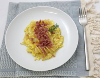 Fusilli alla carbonara con salame di Cremona Igp all'aroma di pinoalt
