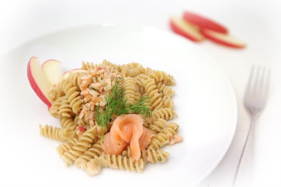 Fusilli con Pink Lady e salmone al Grand Marnier