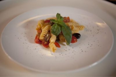 Fusilli estivi con pomodori pachino e olive taggiasche, profumati al basilicoalt