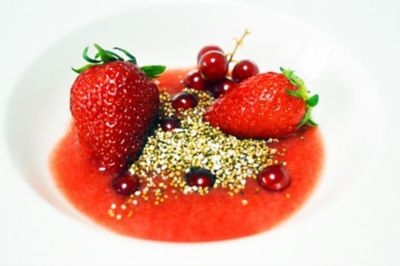 Gazpacho di anguria, fragole e ribes con ?pop corn? di amarantoalt