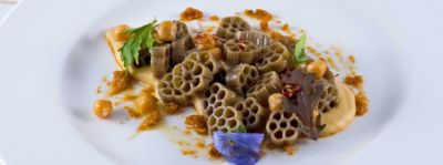 Girasoli di canapa all'aglio, olio e peperoncino con crema di cecialt