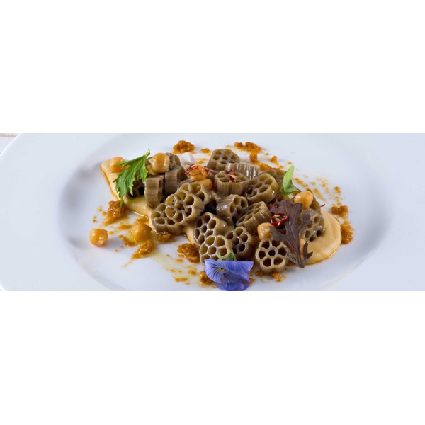 Girasoli di canapa all'aglio, olio e peperoncino con crema di ceci