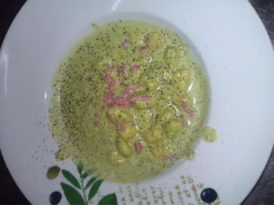 Gnocchi di Patate, Crema di Pistacchi, Brunoise di Bologna e Lapsang Souchongalt