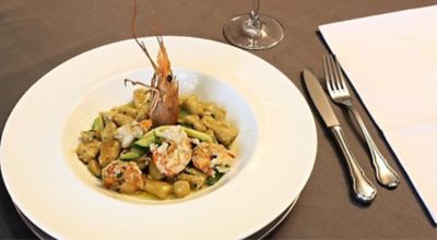 Gnocchi senza glutine di castagne con gamberi e zucchinealt