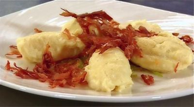 Gnocchi soffici di ricotta con porro e Prosciutto di San Danielealt