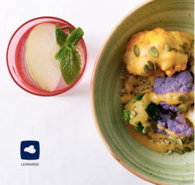 Insalata detox di cavoli, miso e curry con acqua aromatizzataalt