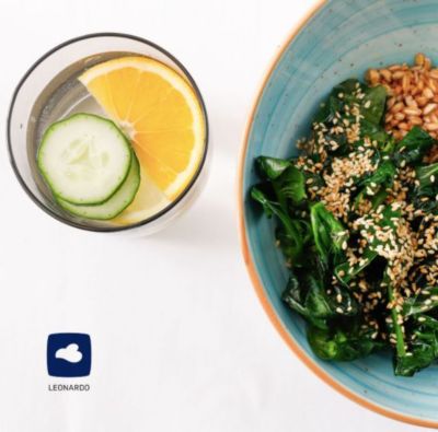 Insalata detox con spinaci saltati, farro e sesamo alt