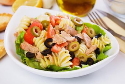 Insalata di pasta con tonno, pomodorini e olivealt