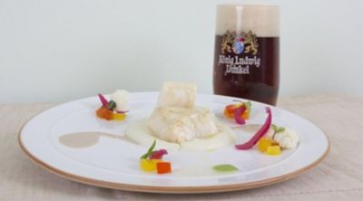 Insalata di rinforzo di baccalà cotto nella birra Konig Ludwig Dunkelalt