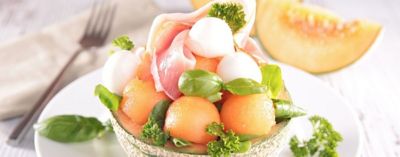 Insalata estiva di prosciutto, mozzarella e melonealt