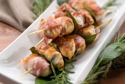 Involtino di lonza con prosciutto di Parma e cipollotti: un secondo veloce, ma dal sapore unicoalt