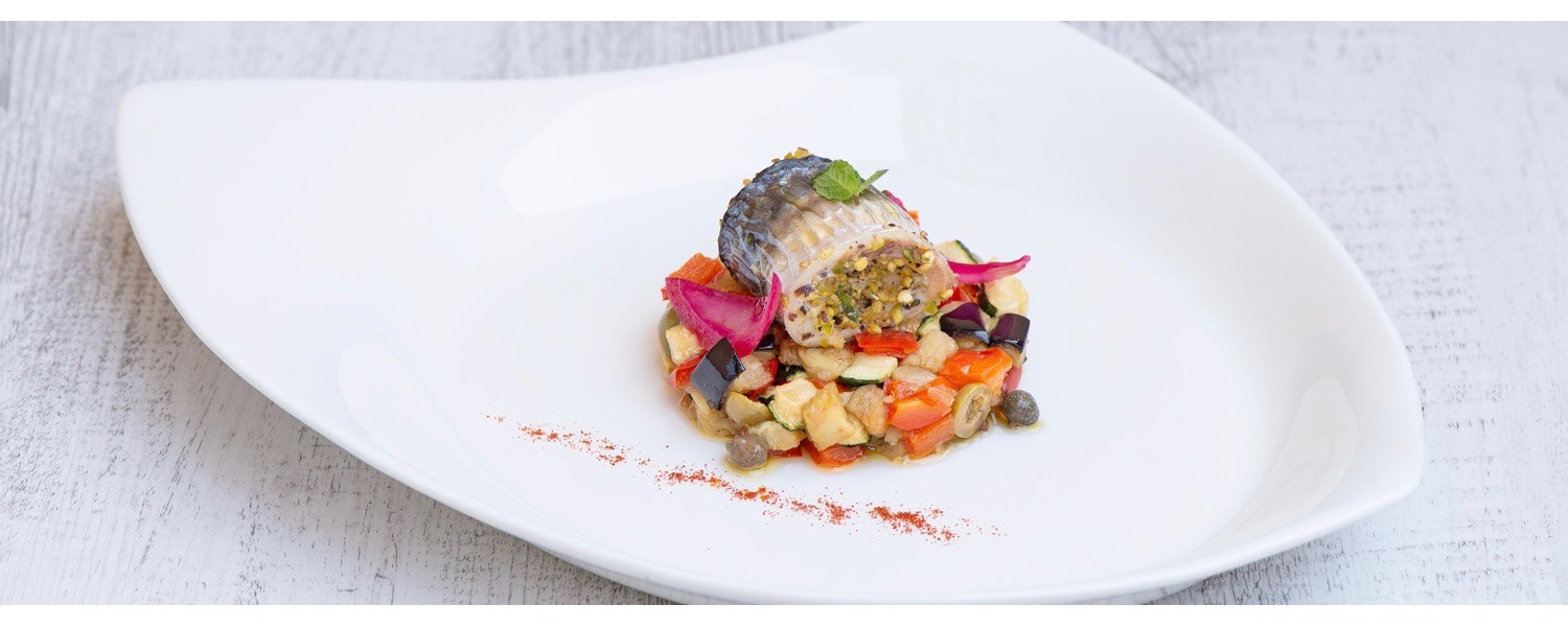 Involtini di sgombro su caponata di verdure