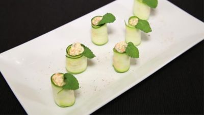 Involtini di zucchine a crudo con battuto di carote e formaggio di capraalt