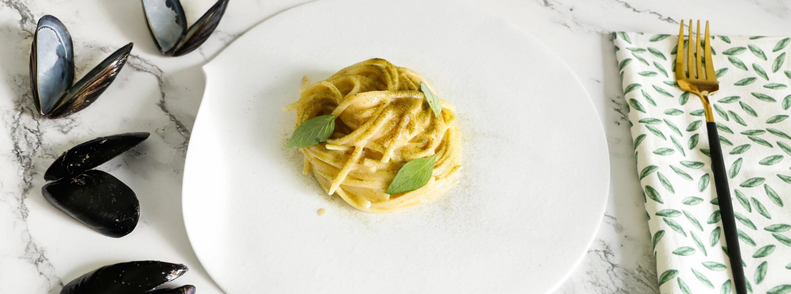 Linguine con crema di pane, cozze e caciocavallo
