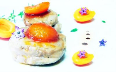 Maiale alle albicocche con fiori di peperoncino violaalt