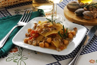 Maltagliati con vongole, patate rosse e ceci marchigianialt